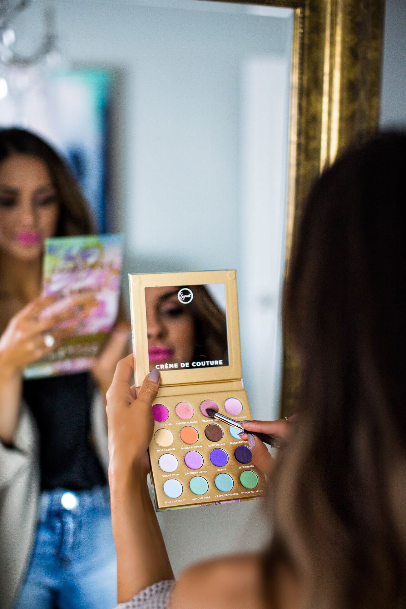 mia mia mine applying sigma eye makeup