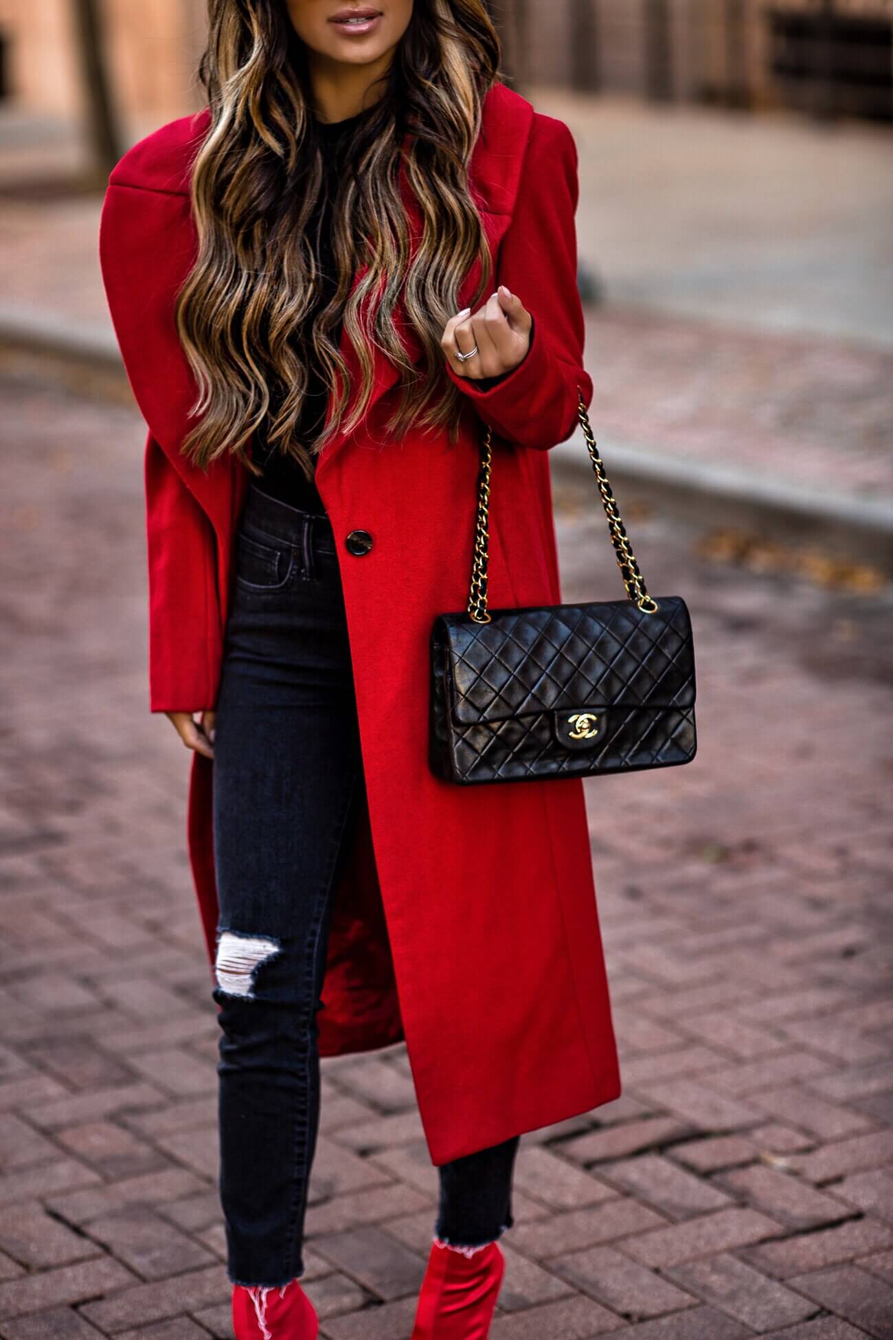 mia mia mine wearing a chanel bag and madewell denim