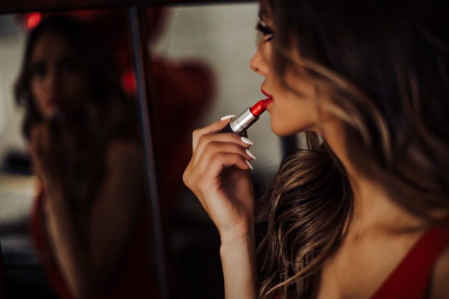mia mia mine applying MAC red lipstick from nordstrom