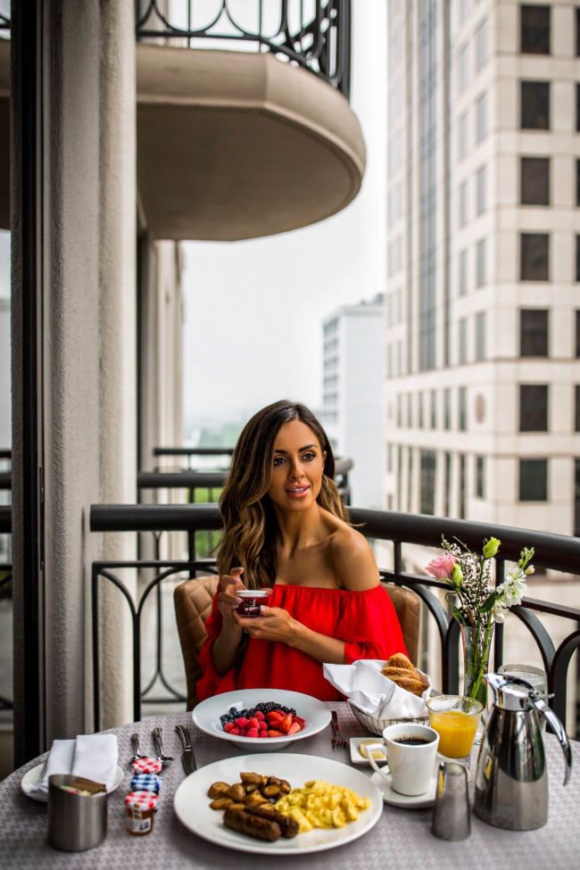 fashion blogger mia mia mine using the new olay whips
