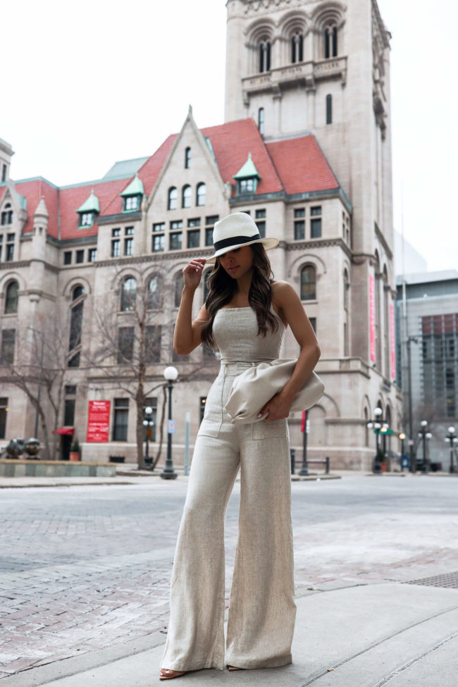 fashion blogger wearing a linen set from abercrombie for spring 2022