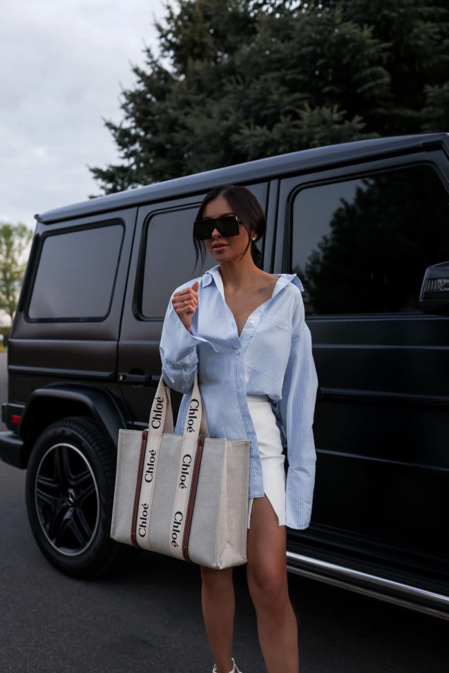 fashion blogger mia mia mine wearing a chloe woody tote